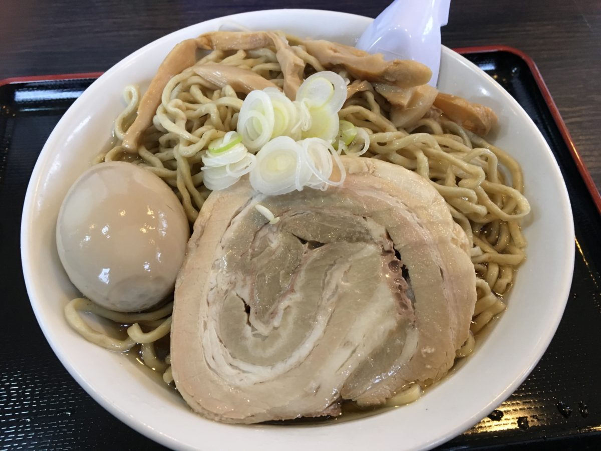 自家製太麺渡辺らー麺 大680円、味玉100円